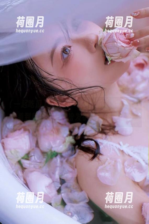一起吃瓜 登录了“一起吃瓜”,我竟然看到前男友正在扮发小,搞什么鬼?